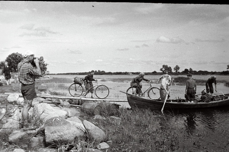 Väike-Maarja Keskkooli õpilased ekskursioonil Leningradi Vasknarva lähedal jõge ületamas.