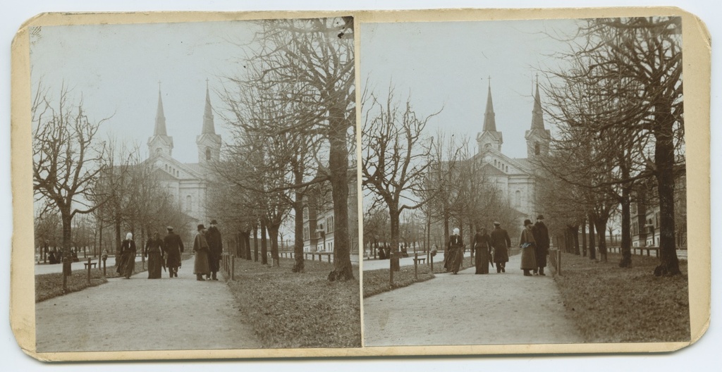 Tallinn, Kaarli puiestee, taga Kaarli kirik.