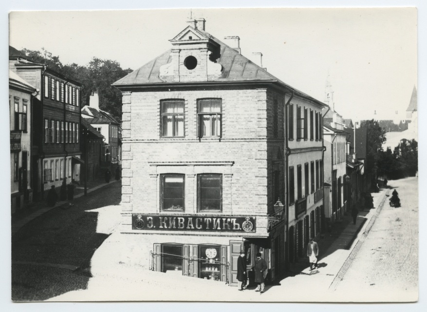 Tartu. View Riia Street by Raekoja towards