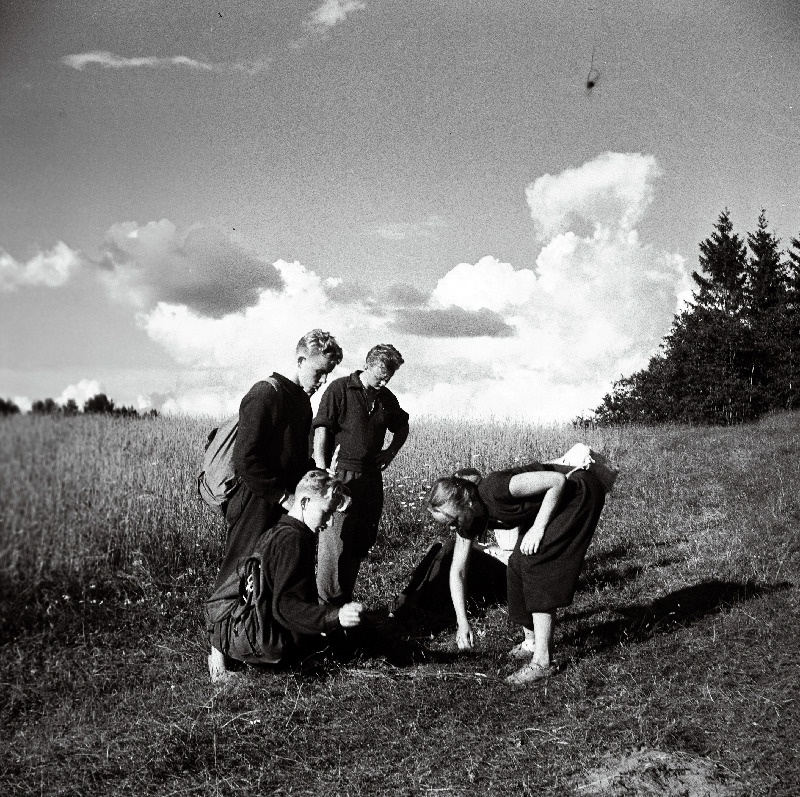 1. vabariiklikust õpilaste - kommunistlike noorte kokkutulekust osavõtjad Põlva rajooni noored maastikumängul.