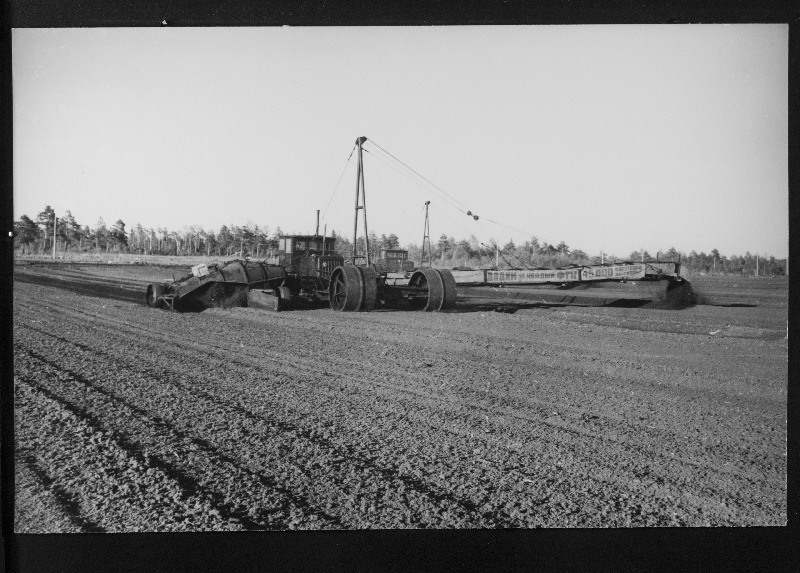 Turbavallija FTK-6 Tootsi Briketitööstuse turbaväljadel freesturvast vallimas.