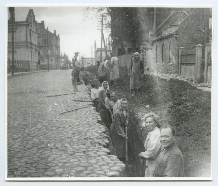 Employees of the University of Tartu on the street of Garden (Vanemuise) in the digging of the grave for water stuff