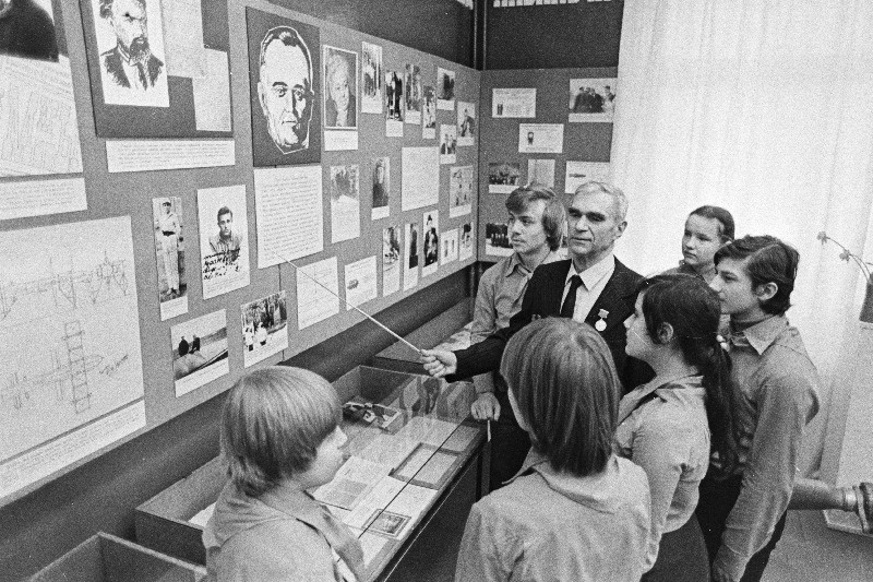 Koolide kosmonautikamuuseumide üleliidulise sektsiooni üks juhte J. Matõssik Tallinna 14. Keskkooli kosmonautikamuuseumi avapäeval pioneeride keskel.