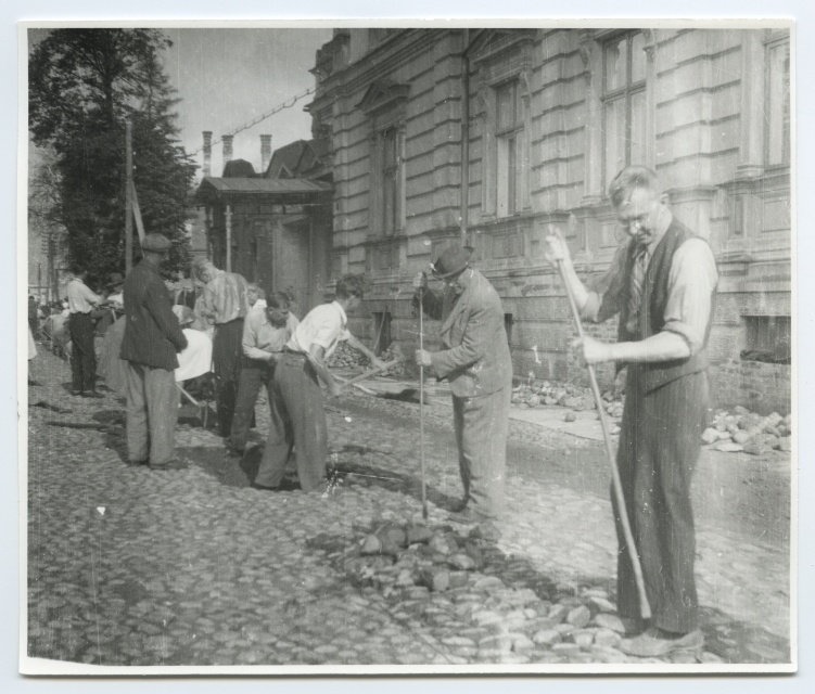 Employees of the University of Tartu on the street of Garden (Vanemuise) in the digging of the grave for water stuff