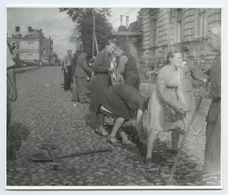 Employees of the University of Tartu on the street of Garden (Vanemuise) in the digging of the grave for water stuff