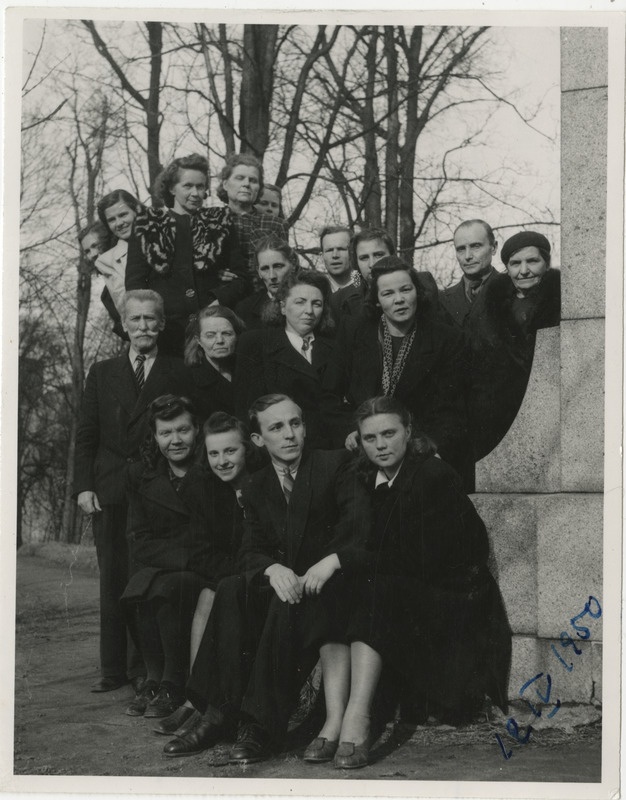 Grupp ENSV Riikliku Ajaloo Keskarhiivi töötajaid Bergmanni ausamba juures