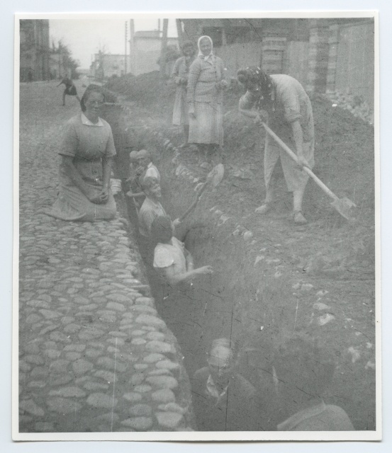 Employees of the University of Tartu on the street of Garden (Vanemuise) in the digging of the grave for water stuff