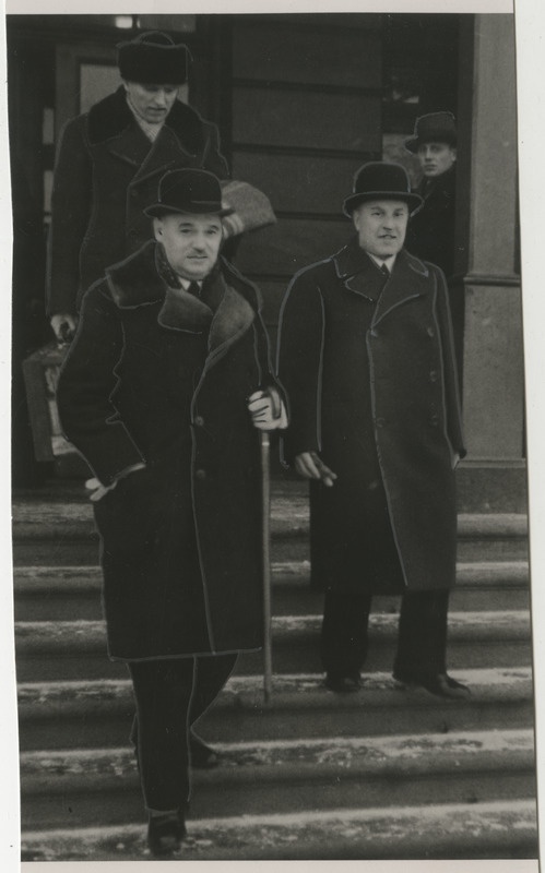 Paavo J. Hynninen (Soome saadik Eestis aastatel 1933-1940) Tartu visiidil jaamahoonest väljumas