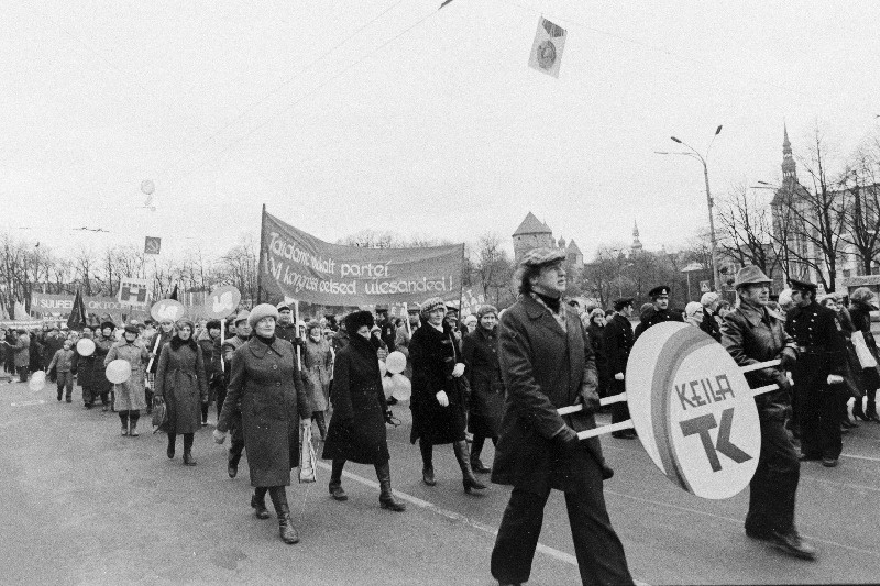 Keila Tarbijate Kooperatiivi töötajad Suure Sotsialistliku Oktoobrirevolutsiooni 63. aastapäeva rongkäigus.