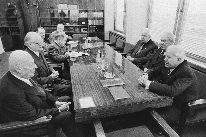 NSV liidu Teaduste Akadeemia president A.Aleksandrov (vasakult 1.) vastuvõtul EKP Keskkomitee sekretäri K.Vaino
(paremalt 1.) juures. Paremalt 2. Eesti Ministrite Nõukogu esimees V.Klauson.