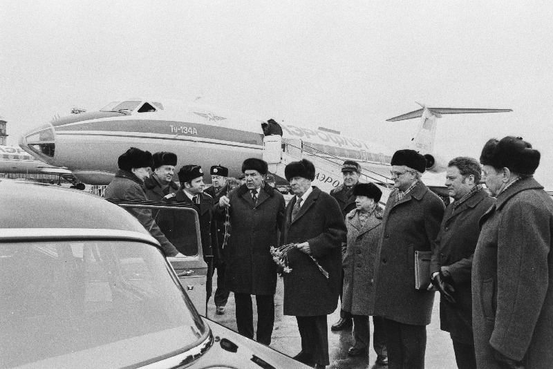NSV Liidu Teaduste Akadeemia presidendi  A.Aleksandrovi lilledega vastuvõtt  Tallinna lennuväljal. Temast vasakul  Eesti NSV Ministrite Nõukogu esimees V.Klauson ja paremal Eesti NSV Teaduste  Akadeemia president K.Rebane.