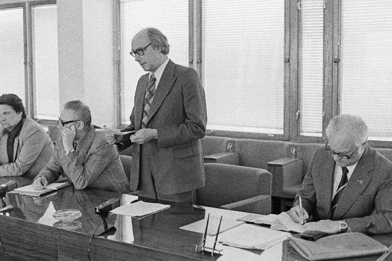 Sotsioloogiakomisjoni istungil EKP Keskkomitees kõneleb Eesti NSV TA Ajaloo Instituudi direktor, akadeemik J. Kahk. Vasakult: Eesti NSV MN Riikliku Televisiooni ja Raadio Komitee esimees R. Penu ja tema asetäitja A. Kullaste.