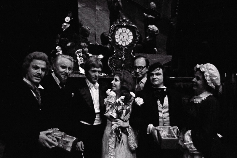 Vene NFSV kirjanduse ja kunsti päevadele Eesti NSV-sse saabunud ooperisolistid RAT "Estonia" töötajatega pärast G. Verdi "Traviata" etendust vestlemas. Vasakult: Sverdlovski A. Lunatšarski nim. Riikliku Akadeemilise Ooperi ja Balletiteatri solist Vladimir Jefimov, RAT "Estonia" solist Uno Kreen, RAT "Estonia" dirigent Peeter Lilje, Leningradi S. Kirovi nim. Riikliku Akadeemilise Ooperi- ja Balletiteatri solist Irina Zimenko, RAT "Estonia" lavastaja Arne Mikk, Leningradi S. Kirovi nim. Riikliku Akadeemilise Ooperi- ja Balletiteatri solist Konstantin Plužnikov ja RAT "Estonia" ooperisolist Tiina Jaaksoo.