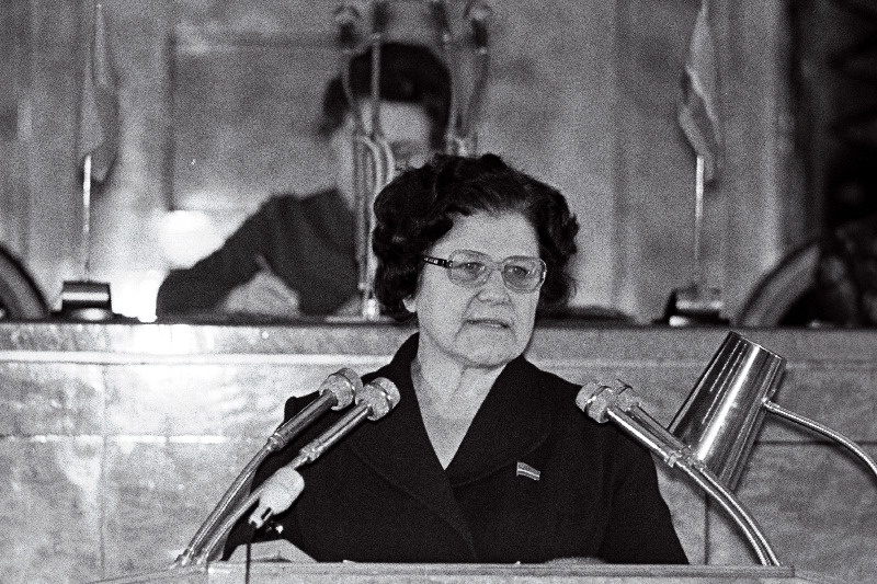 Vabariikliku naisaktiivi koosolekul esineb ettekandega Eesti NSV Ülemnõukogu Presiidiumi esimehe asetäitja Meta Vannas.