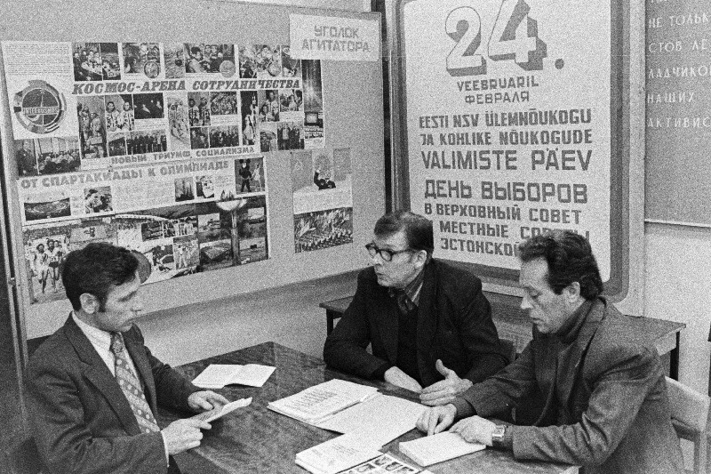 Tallinna Merekaubasadama agitkollektiivi juht vanemagitaator V. Kotšmarjov, valijate klubi juhataja K. Järv ja parteikomitee sekretäri asetäitja ideoloogilise töö alal S. Karjakin agitpunktis enne Eesti NSV Ülemnõukogu ja kohalike nõukogude valimisi ürituste plaani täpsustamas.