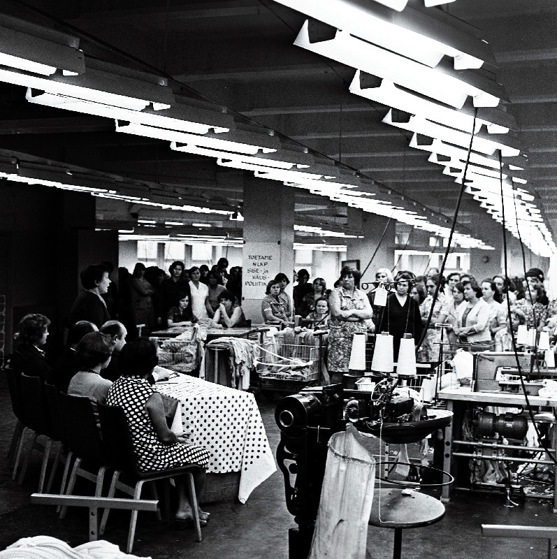 NSV Liidu Ülemnõukogu erakorralisele VII istungjärgule pühendatud miiting tekstiilivabrikus "Punane Koit".