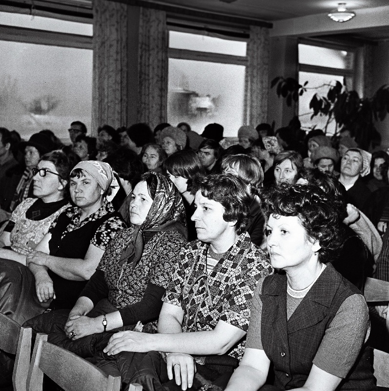 Moskva töötajate algatusele, täita viie aasta plaan kolme aastaga, pühendatud miiting puuvillakombinaadis "Balti Manufaktuur".