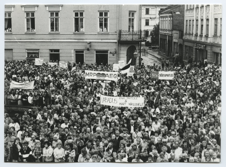 14 June 1941 Memorial Memorial of Deported Persons at Tartu Raekoja Square on 14 June 1988.
