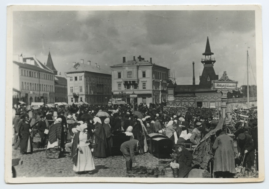 Tartu. View of Raekoja Square at Kivisilla on Market Day