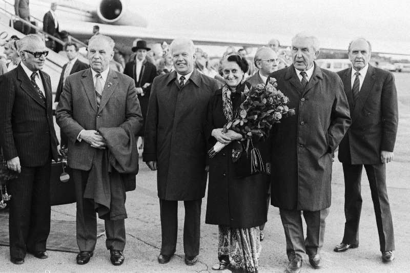 India Vabariigi peaminstri Indira Gandhi vastuvõtt Tallinna lennujaamas. Vasakult 2. EKP Keskkomitee esimene sekretär K. Vaino, 5. ENSV Ministrite Nõukogu esimees V. Klauson, 7. Eesti NSV Välisminister A. Green.