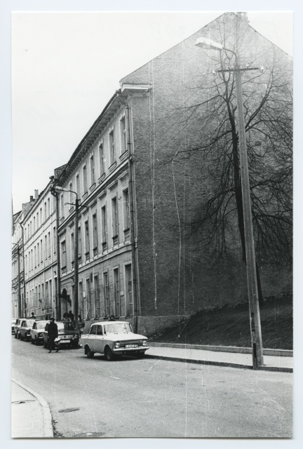 Tartu. The former location of the Baltic German Women's Students' Association building at the University. (empty plate)