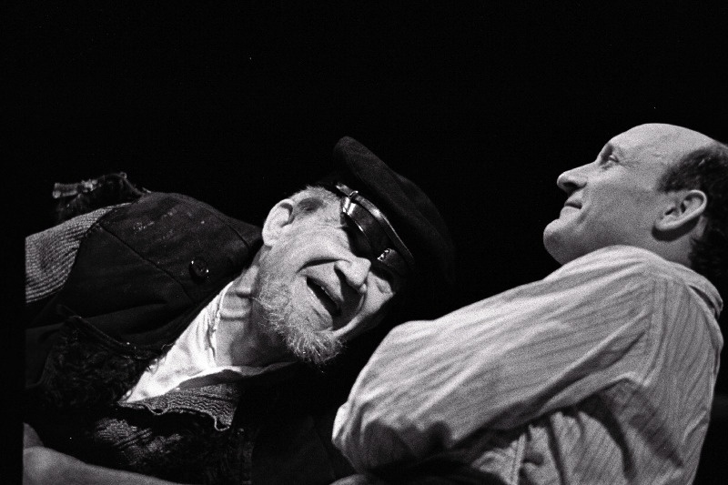 Stseen A.H. Tammsaare romaani “Tõde ja Õigus” dramatiseeringust “Inimene ja inimene” V. Kingissepa nim. TRA Draamateatris. Pearu – NSV Liidu rahvakunstnik Kaarel Karm ja Indrek – Eesti NSV teeneline kunstnik Mati Klooren.