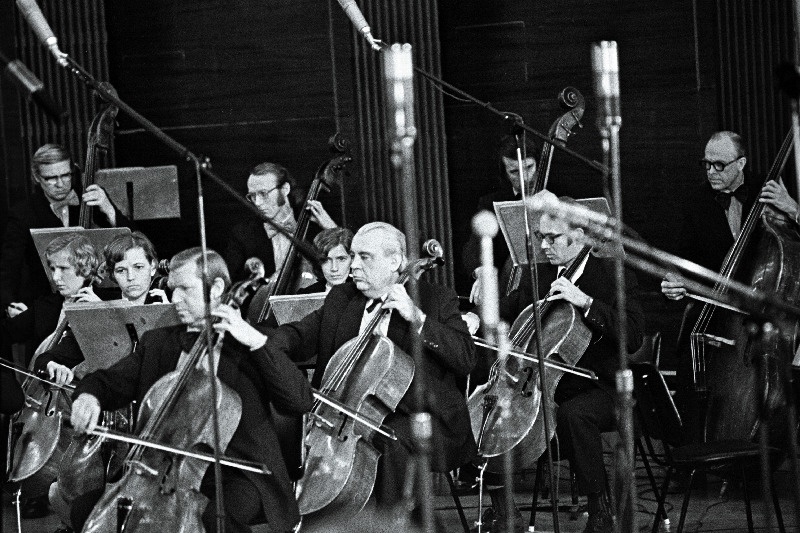 Esimeses kvadrofoonilises saates Eesti Raadios esineb Eesti NSV Riiklik Sümfooniaorkester.