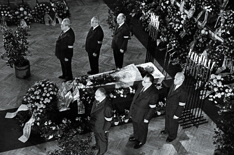 Revolutsioonilise liikumise tegelase, haldustöötaja Aleksander Hendriksoni matusetalitus.