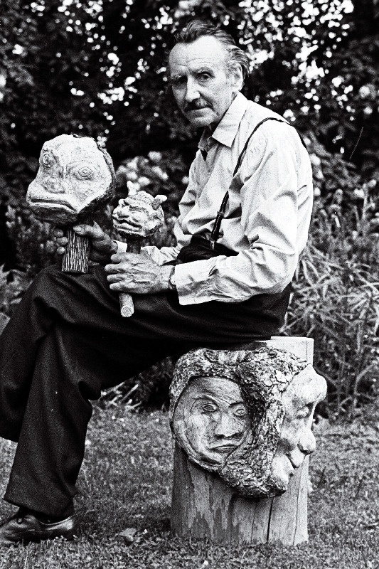 Eesti NSV Looduskaitse Ühingu auliige Osvald Laisaar omavalmistatud puuskulptuuride juures koduaias Põdra sovhoosis.