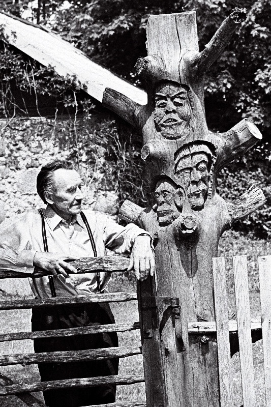 Eesti NSV Looduskaitse Ühingu auliige Osvald Laisaar omavalmistatud puuskulptuuride juures koduaias Põdra sovhoosis.