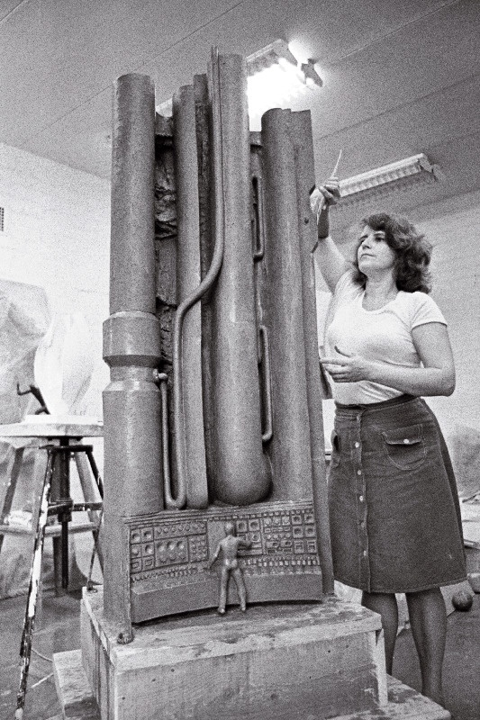 Skulptor Ilme Kuld viimistleb skulptuuri "Inimene ja tehas".