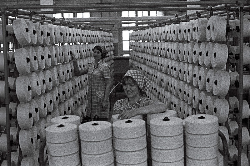 Puuvillakombinaadi "Balti Manufaktuur" kommunistlike noorte ja noorte brigaadi brigadir M. Surkova töö juures.