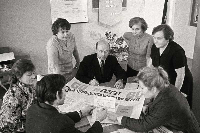 Puvillakombinaadi "Balti Manufaktuur" parteiorganisatsioon sekretäri asetäitja J. Judin (keskel) koos spetsialistidega Suure Sotsialistliku Oktoobrirevolutsiooni 60. aastapäeva tähistamise sotsialistliku võistluse käiku arutamas.