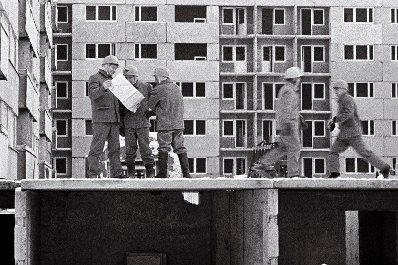 Tartu Elamuehituskombinaadi Olev Kangusti brigaadi liikmed 45-korterilise elamu ehitusel.
