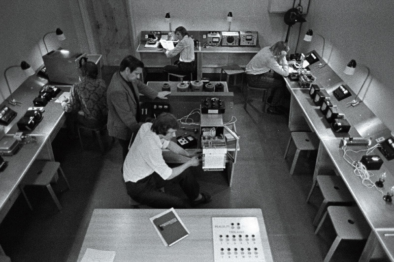 Praktikatund elektriseadmete ja automatiseerimise laboratooriumis Väimela näidissovhoostehnikumis.