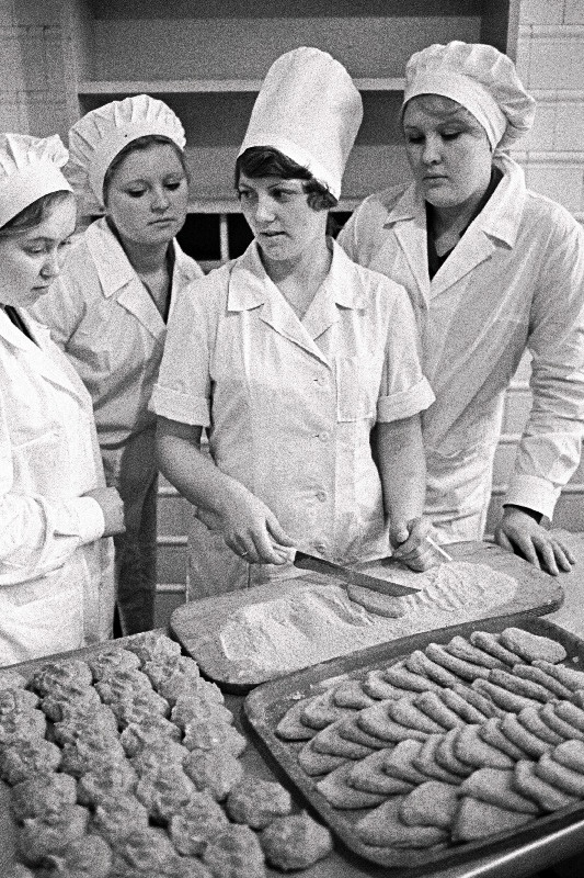 Kutsekeskkooli nr.24 õpilased, tulevased kokad (vasakult) I. Kõngurogova, N. Baltais ja E. Vijand söökla "Sõprus" koka S. Palmiste juhendamisel praktikal.
