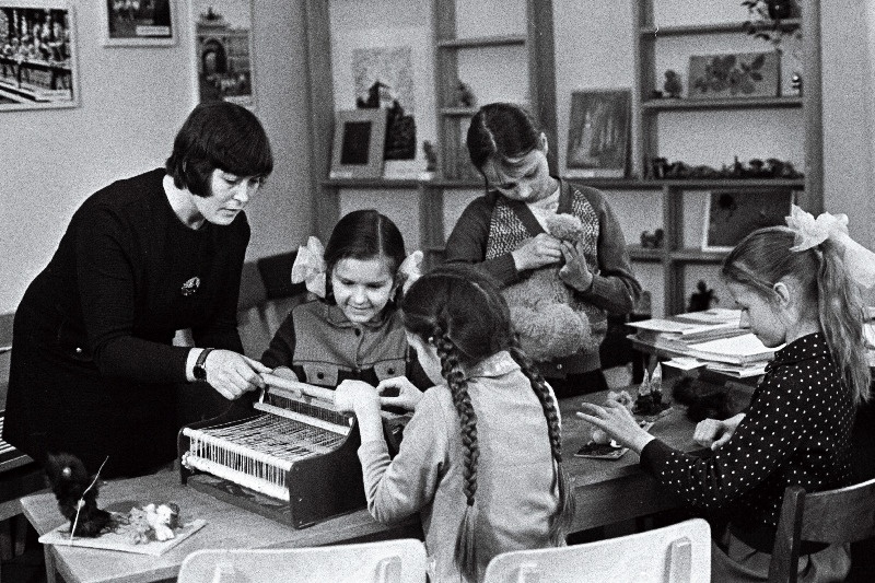 Puuvillakombinaadi "Kreenholmi Manufaktuur" A. Kreisbergi nim. Lasteklubi instruktor Galina Morozova viib läbi õppust "Noor tekstiilitööline".