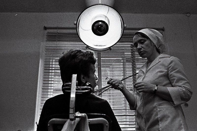 Viljandi stomatoloogia polikliiniku arst-stomatoloog Taima Kree patsiendiga.