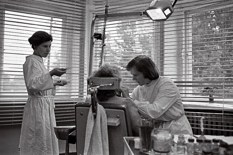 Viljandi stomatoloogia polikliiniku arst-stomatoloog Elgi Elbla (paremal) ja meditsiiniõde Merike Sammul patsiendiga.