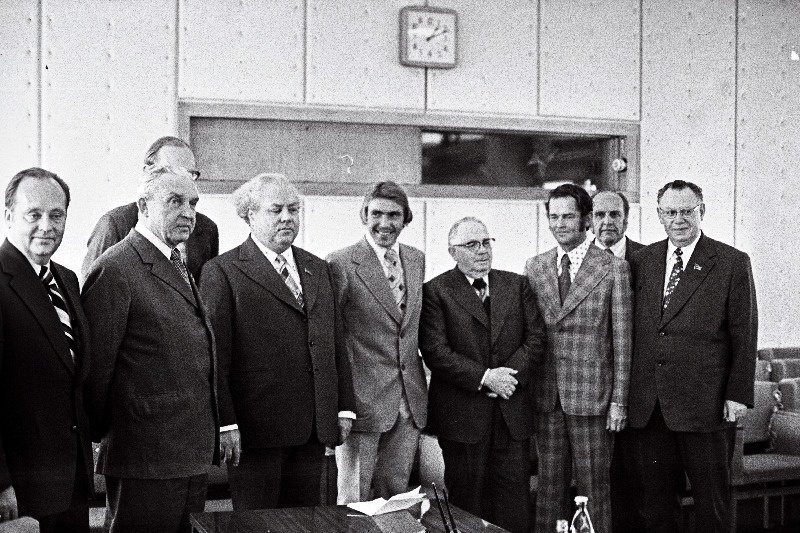 30. rahuvelotuuri võitja A. Pikkuus (vasakult 4.) ja tema treener R. Kirsipuu (vasakult 6.) vastuvõtul EKP Keskkomitees. Vasakult 1. EKP Keskkomitee sekretär V. Väljas, 2. Eesti NSV Ministrite Nõukogu esimees V. Klauson, 3. Eesti NSV Ülemnõukogu Presiidiumi esimees A. Vader, 5. EKP Keskkomitee esimene sekretär J. Käbin, 7. Eesti NSV Ministrite Nõukogu esimehe asetäitja A. Green, 8. EKP Keskkomitee teine sekretär K. Lebedev.