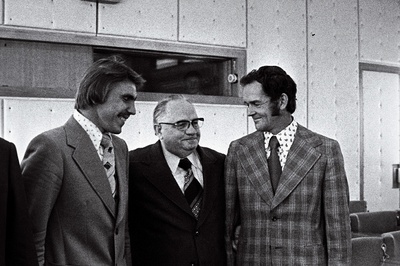 EKP Keskkomitee esimene sekretär J. Käbin ja 30. rahuvelotuuri võitja A. Pikkuus ning tema treener R. Kirsipuu vastuvõtu ajal EKP Keskkomitees vestlemas.  similar photo