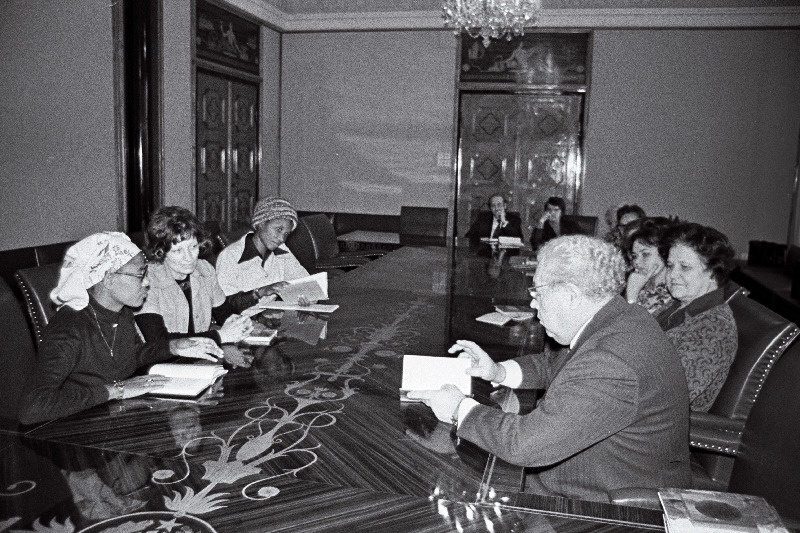 Sambia naisdelegatsiooni liikmed vastuvõtul Eesti NSV Ülemnõukogu Presiidiumis. Paremalt 1. Eesti NSV Ülemnõukogu Presiidiumi esimees A. Vader, 2. Eesti NSV Ülemnõukogu Presiidiumi esimehe asetäitja M. Vannas.