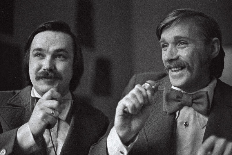 S.M. Kirovi nim. kalurikolhoosi haljastusala brigadir Lembit Sibul (paremal) ja Vasalemma kultuurimaja direktor Priit Korts I üleliidulisel taidlusfestivalil esinemas.