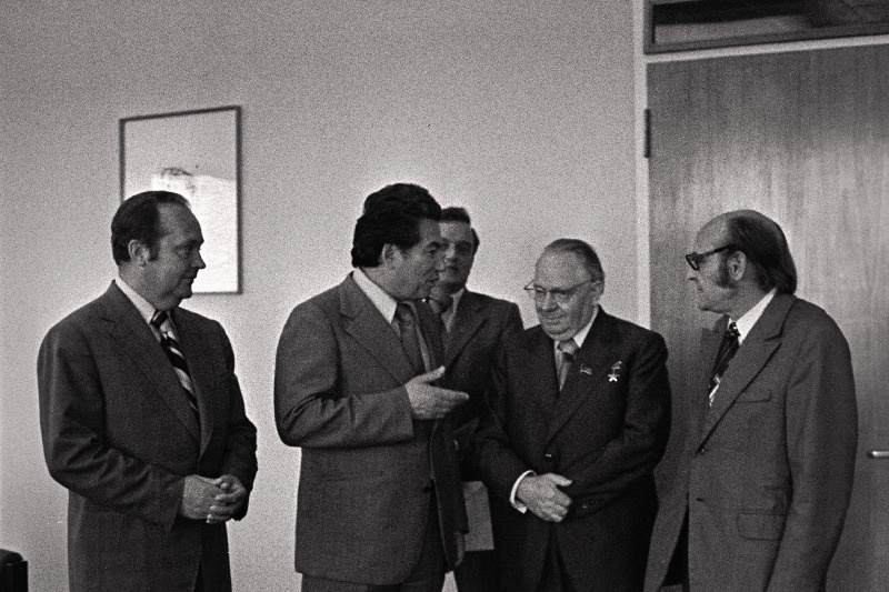 Kirjanik T. Aitmatov vastuvõtul EKP Keskkomitee esimese sekretäri J. Käbini (paremalt 2.) juures. Vasakult 1. EKP Keskkomitee sekretär V. Väljas.