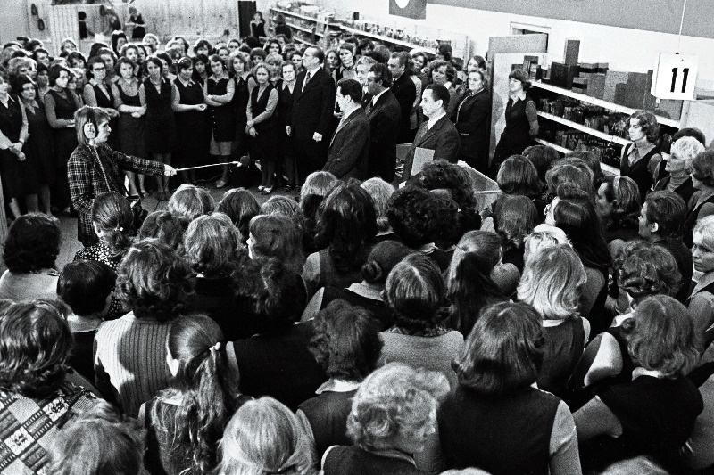 Üleliidulise sotsialistliku võistluse võitja rändpunalipu üleandmise miiting Tallinna Kaubamajas.