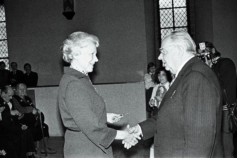 Parteiveteranide vastuvõtul Tallinna Raekojas annab EKP Keskkomitee esimene sekretär J. Käbin Olga Lauristinile üle Tööveterani medali.