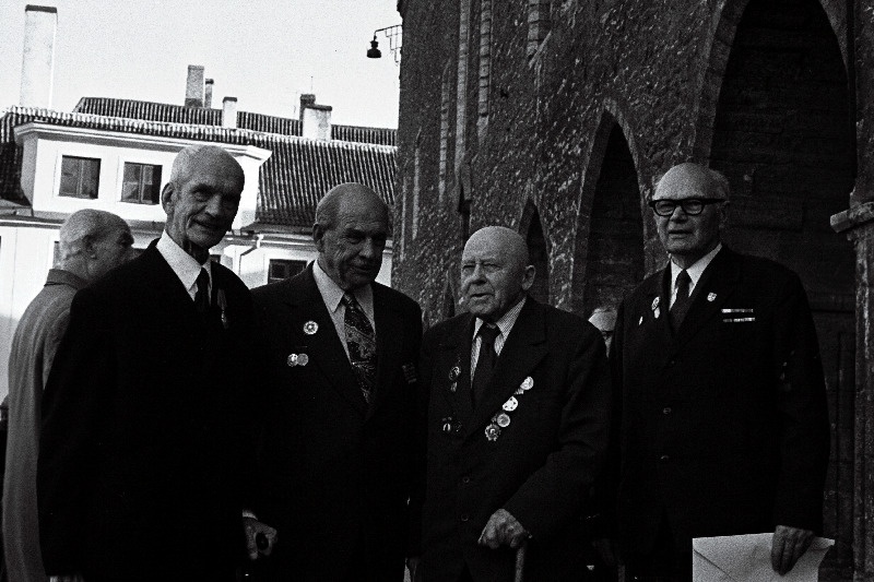 Revolutsioonilise liikumise ja kodusõja veteranide vastuvõtt Tallinna Raekojas. Vasakult: K. Kanger, G. Gustavson, N. Salm ja A. Saulep.