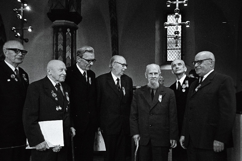 Revolutsioonilise liikumise ja kodusõja veteranide vastuvõtt Tallinna Raekojas. Vasakult: A. Saulep, N. Salm, R. Majak, E. Päll, G. Sommer, K. Kanger ja H. Allik.