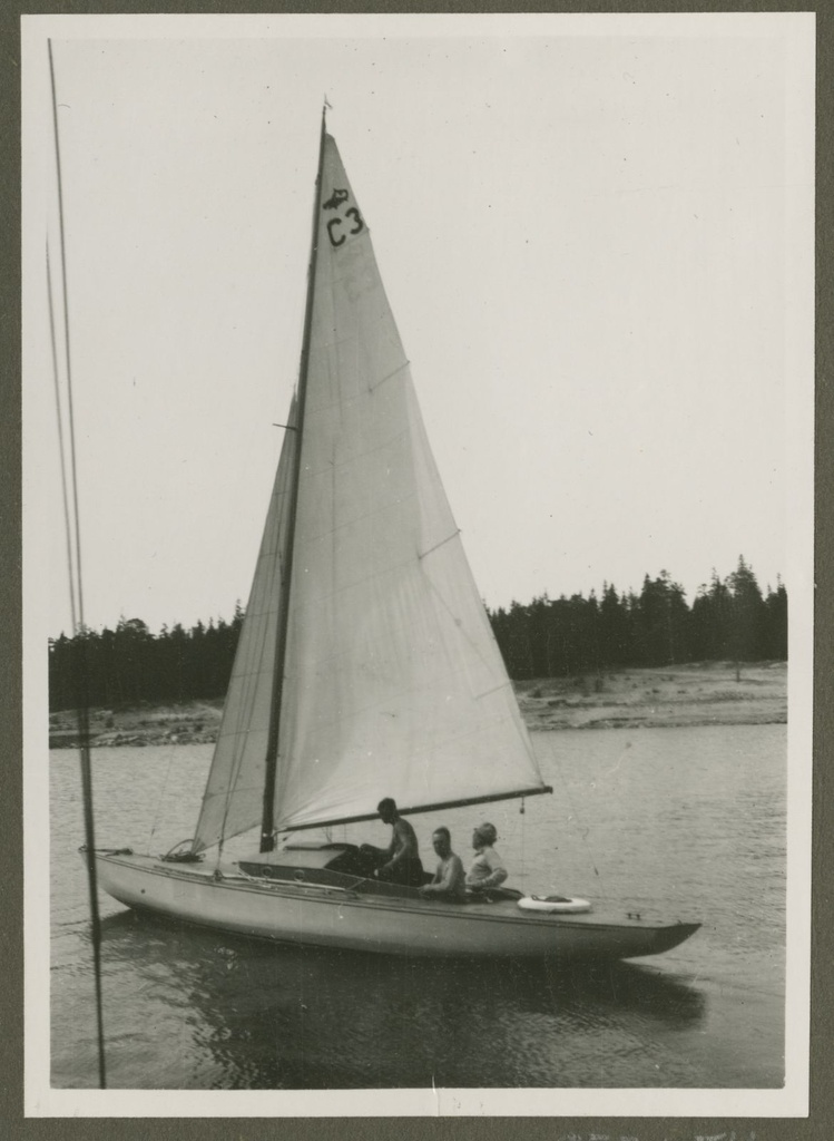 Purjejaht lahkumas Naissaare (?) sadamast