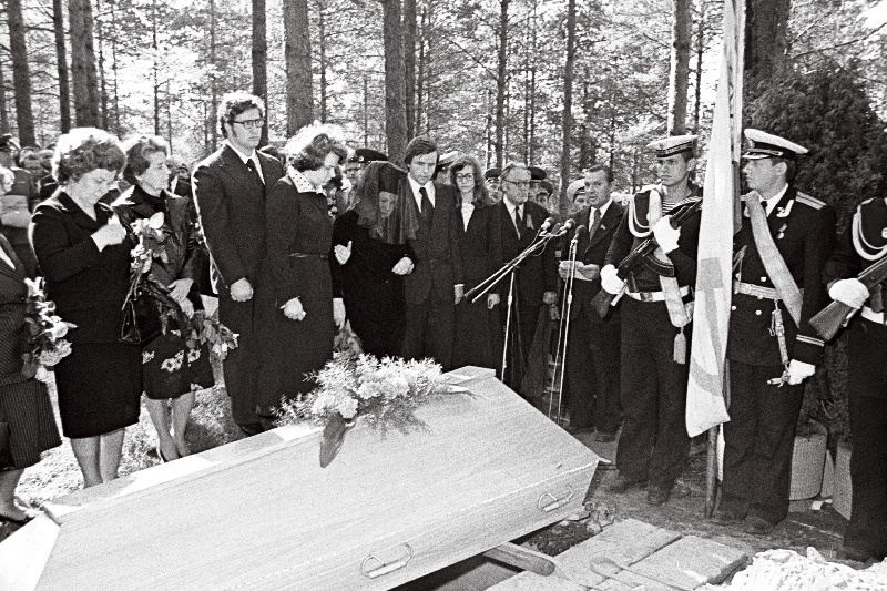 Eesti NSV Ülemnõukogu Presiidiumi esimehe Artur Vaderi matusetalitus Metsakalmistul.